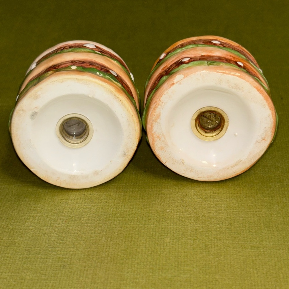 Nice Vintage HAMBURGER Ceramic Shaped Salt & Pepper Shakers Set - Picture 2 of 10